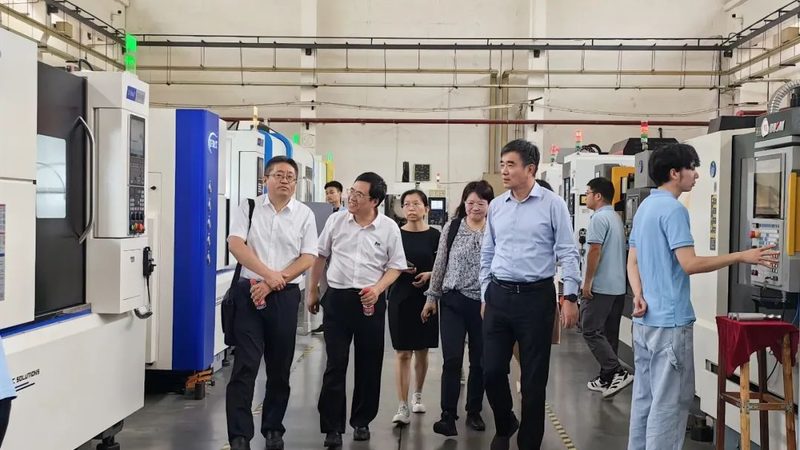 C电子行业机器人集成应用：趋势、挑战与解决方案